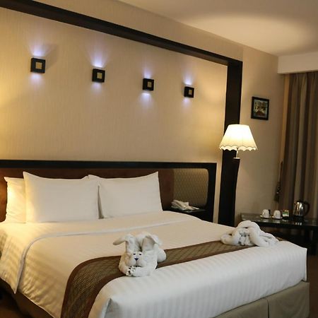 Avenue 64 Hotel Янгон Экстерьер фото