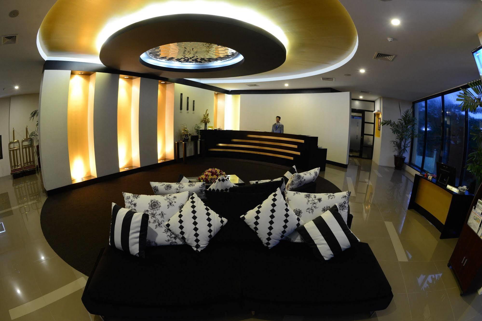 Avenue 64 Hotel Янгон Экстерьер фото