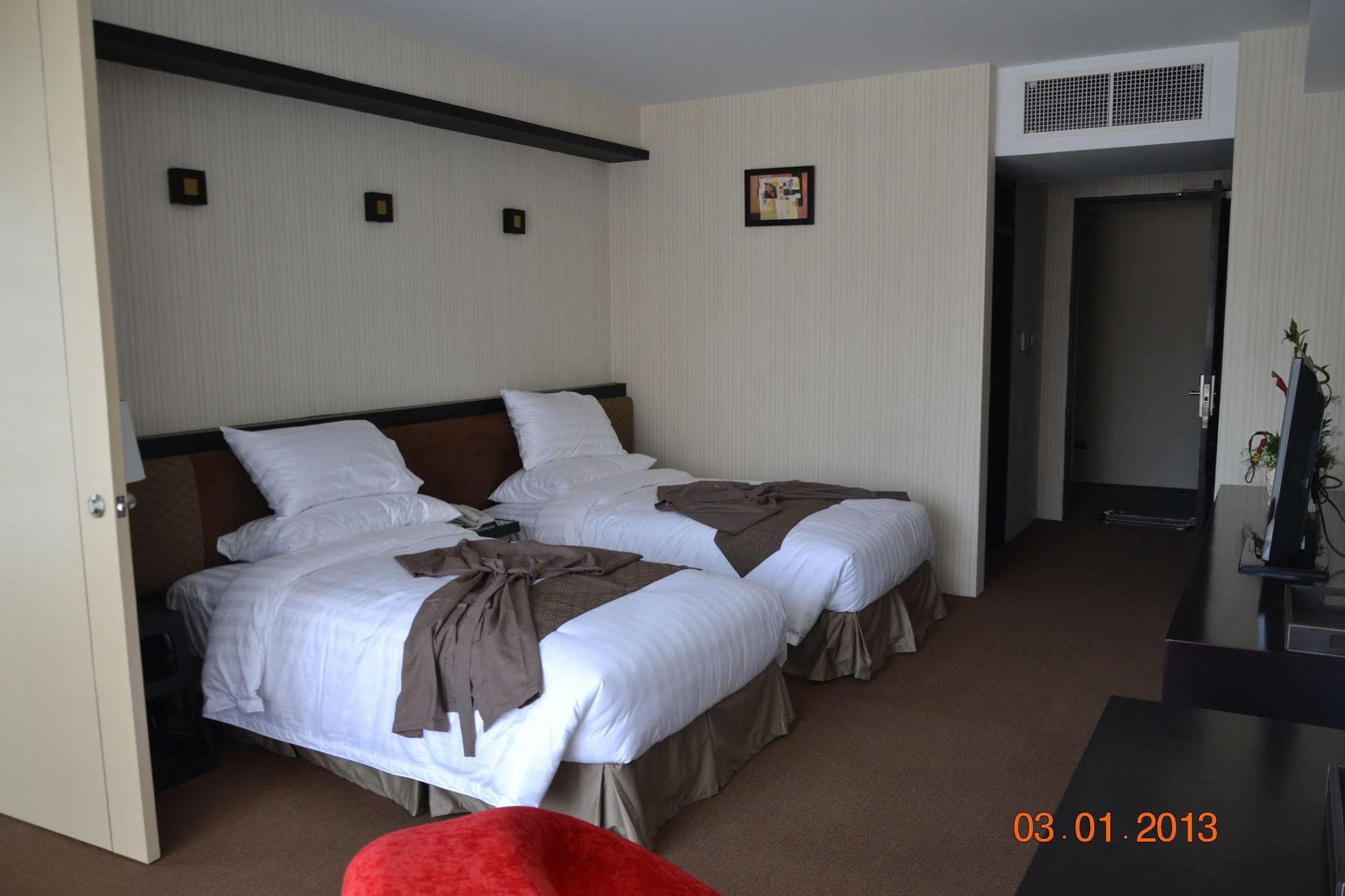 Avenue 64 Hotel Янгон Экстерьер фото