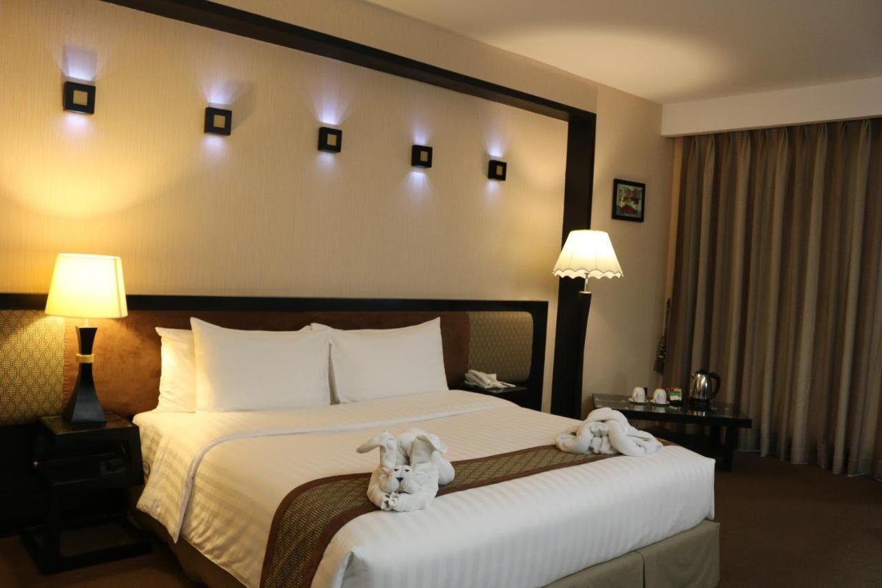 Avenue 64 Hotel Янгон Экстерьер фото